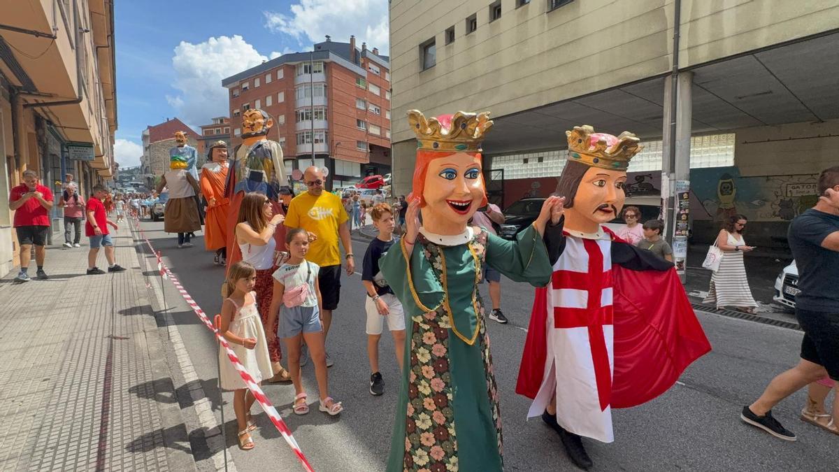 Cangas se rinde a sus gigantes y cabezudos