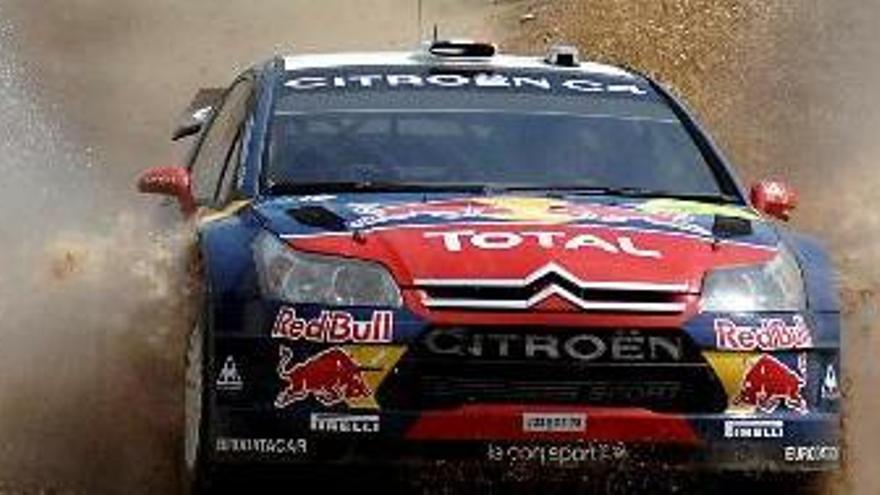 El piloto francés Sebastien Loeb conduce su Citroen C4 durante el Rally Acrópolis.