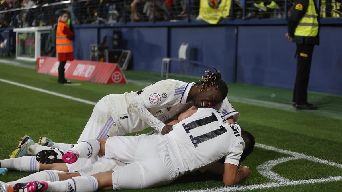 Camavinga, Asensio y Ceballos celebran el gol del triunfo del Madrid en Villarreal.
