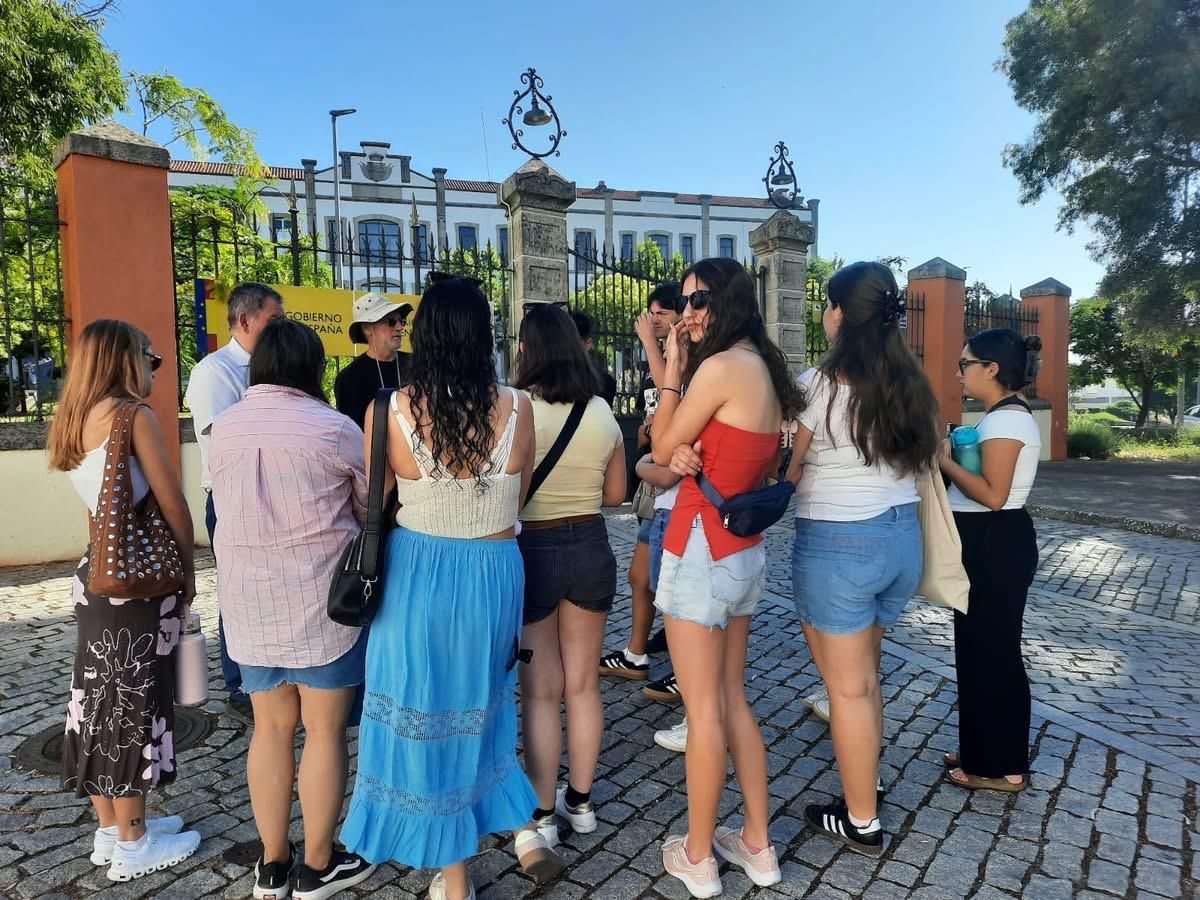 Fotogalería | Estudiantes de California conocen la Ruta de la Represión Franquista en Cáceres