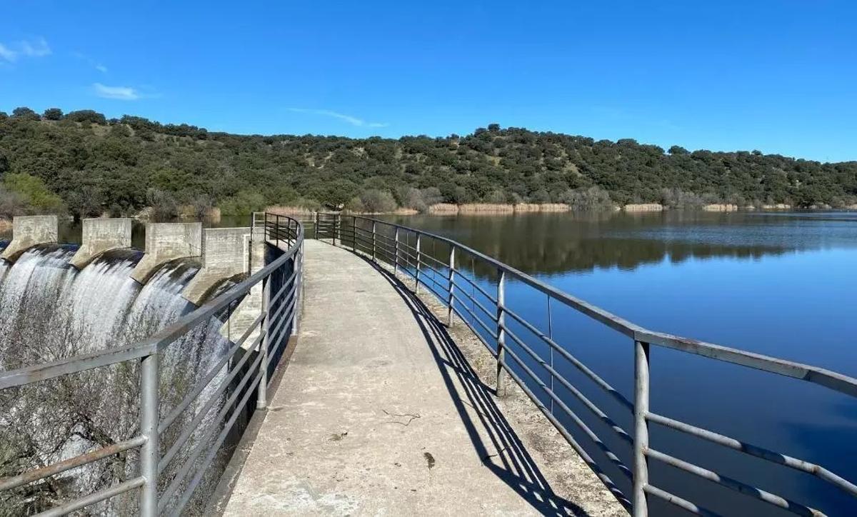 Imagen del Embalse Cerro Alarcón, donde se ubicará el hotel de lujo.
