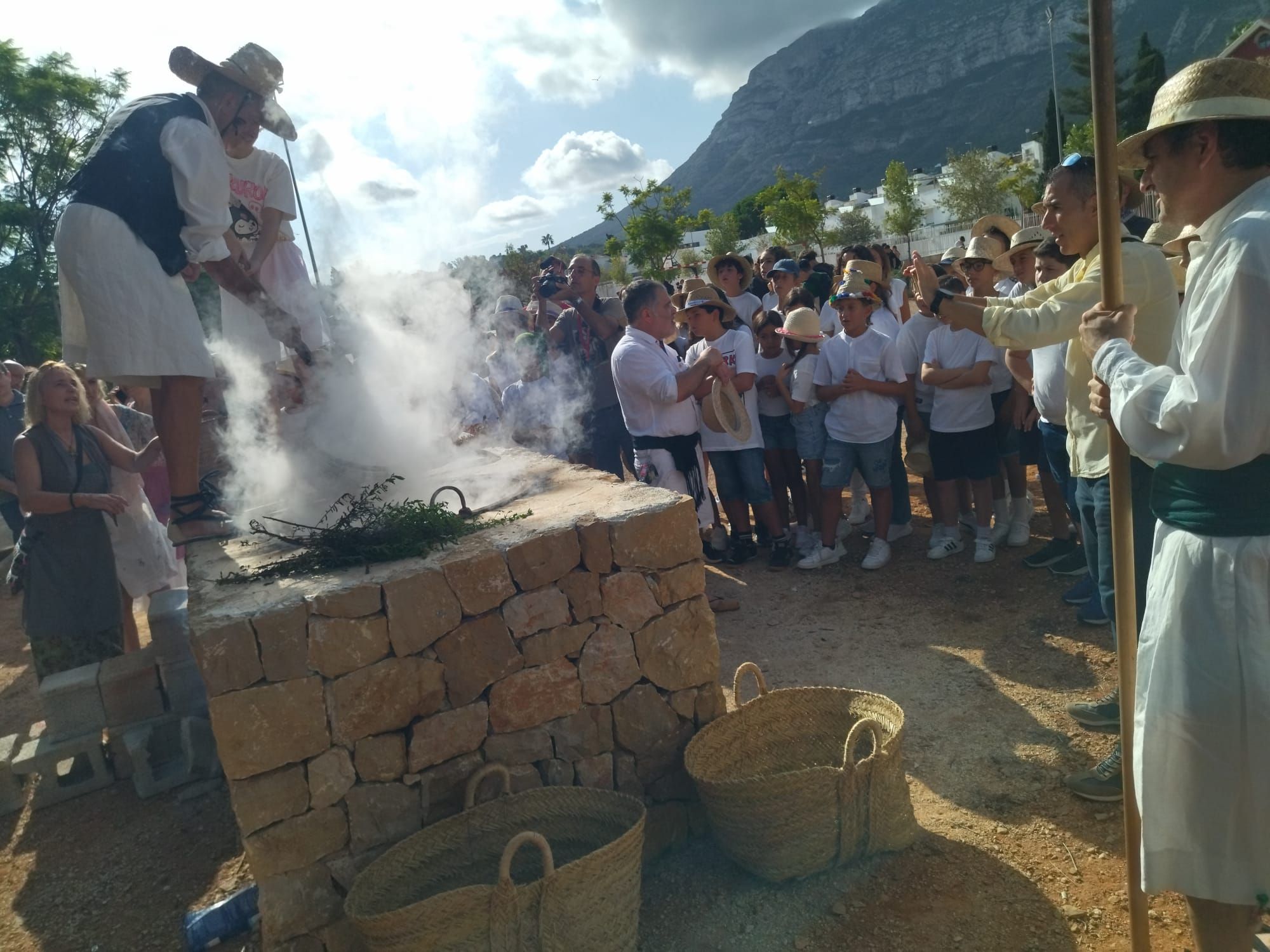 La fantástica "Festa de l'Escaldà" en el instituto Sorts de la Mar de Dénia (imágenes)