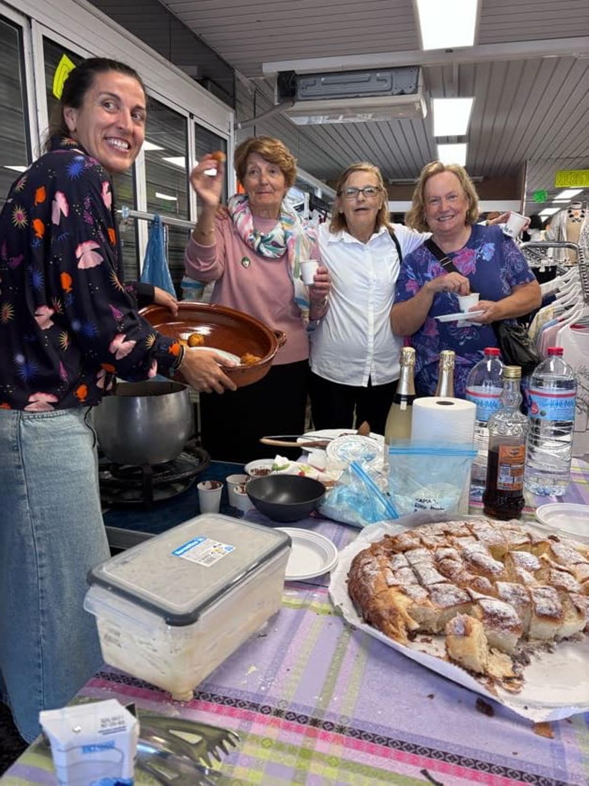 Durante la fiesta de esta mañana se han podido degustar buñuelos, ensaimada y chocolate.