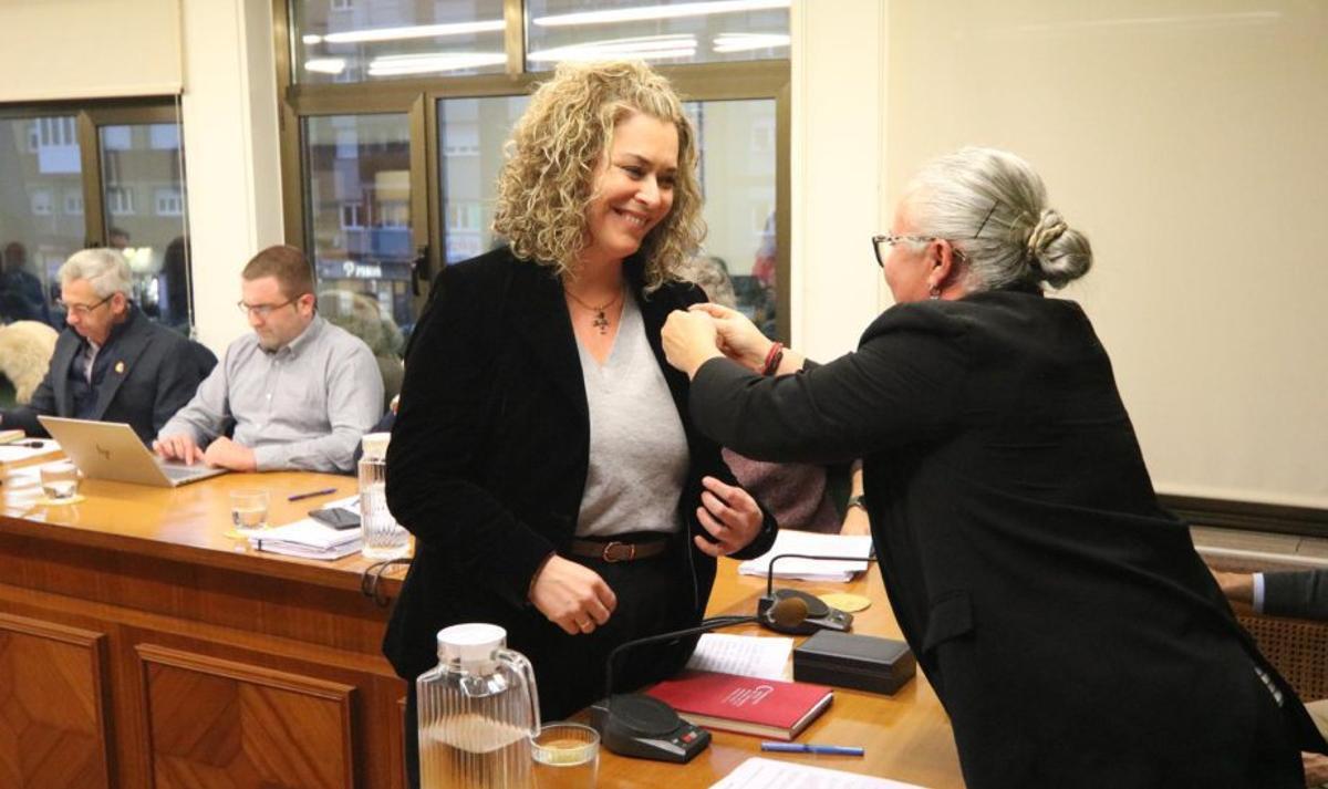 Susana López recibe la insignia municipal de la alcaldesa, Eva María Pérez.