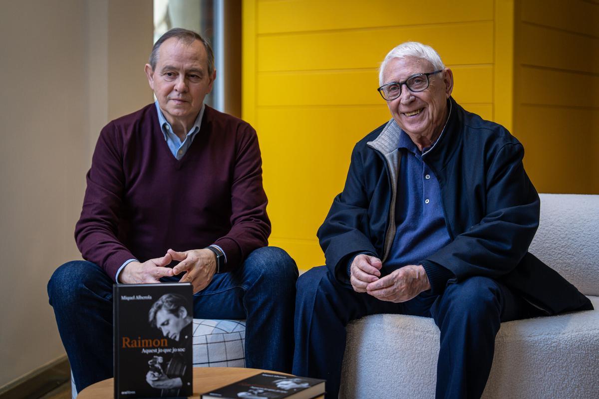 El periodista Miquel Alberola, autor de 'Raimon. Aquest jo que jo soc', y el cantautor, este martes en Barcelona.