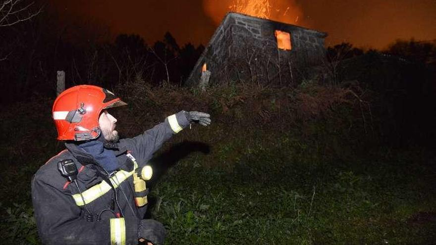 Los bomberos trabajan en el lugar del suceso. // Gustavo Santos