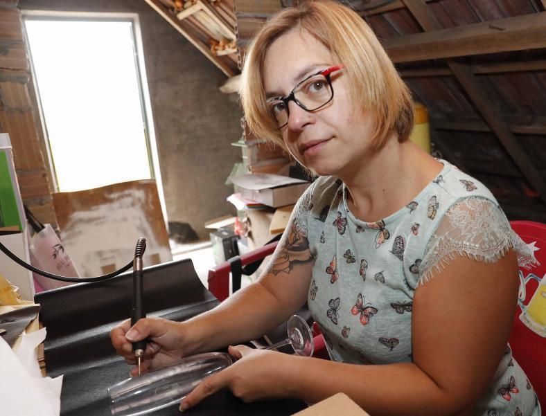Silvia Carrera en el taller de su negocio, “Pintando hilos”