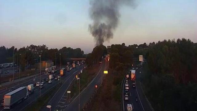 Carril reabierto en la AP-7 tras un incendio en Cerdanyola.