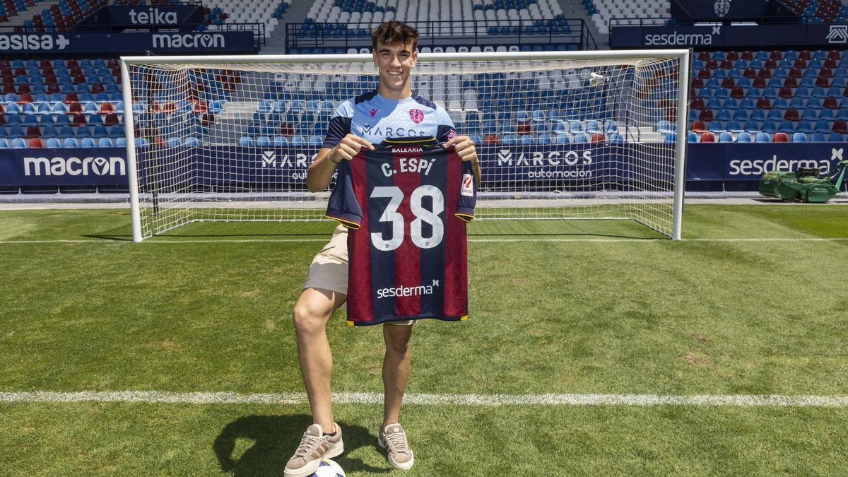 Espí posa con la camiseta con la que marcó su primer gol con el Levante.
