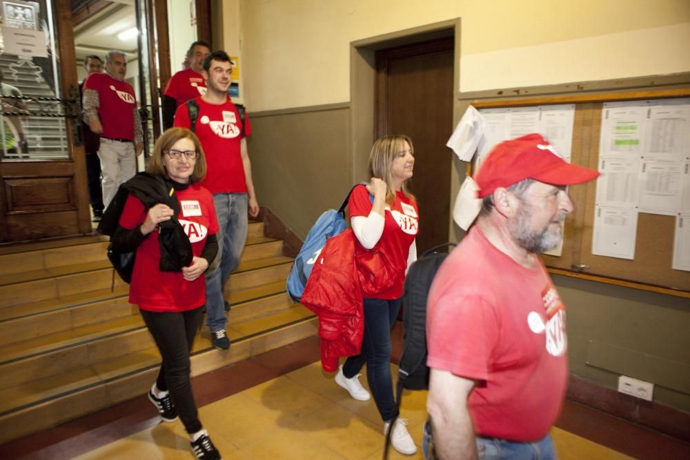 Encierro en el Ayuntamiento de Langreo por el centro de discapacitados