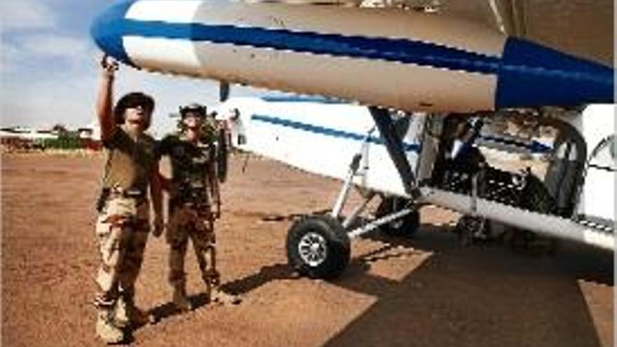 Dos soldats francesos ahir dissabte a l&#039;aeroport de Gao.