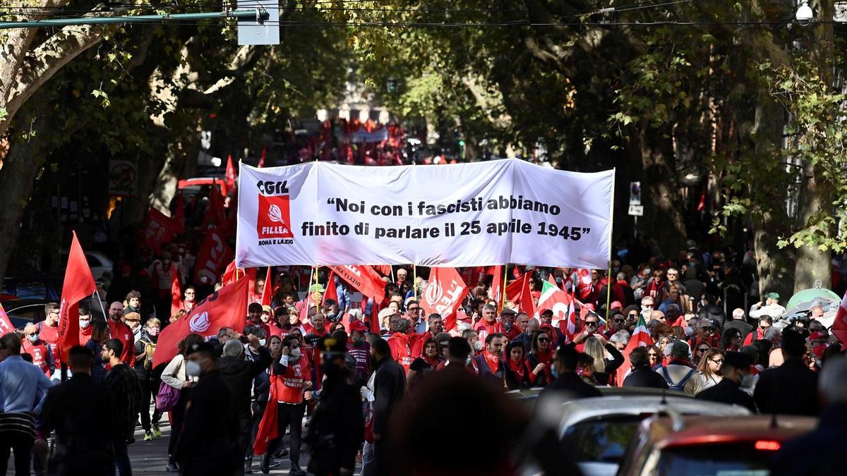 Miles de personas protestan en Roma contra el fascismo.