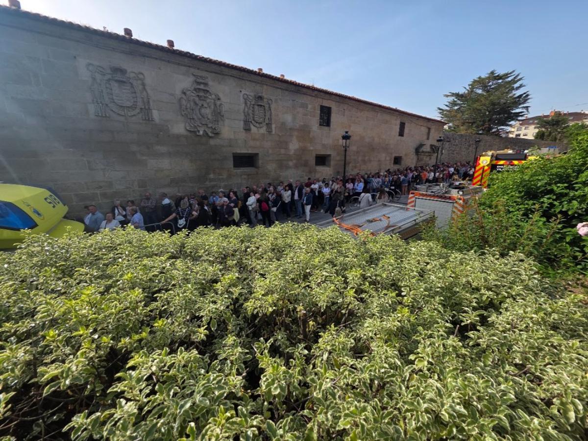 Fieles esperando para acceder a la iglesia, a las nueve y media de la mañana.