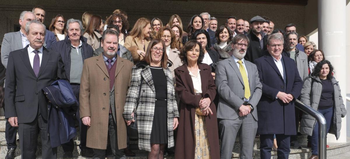 Eva Armesto, primera por la izquierda, arropada por sus compañeros. | ROI CRUZ