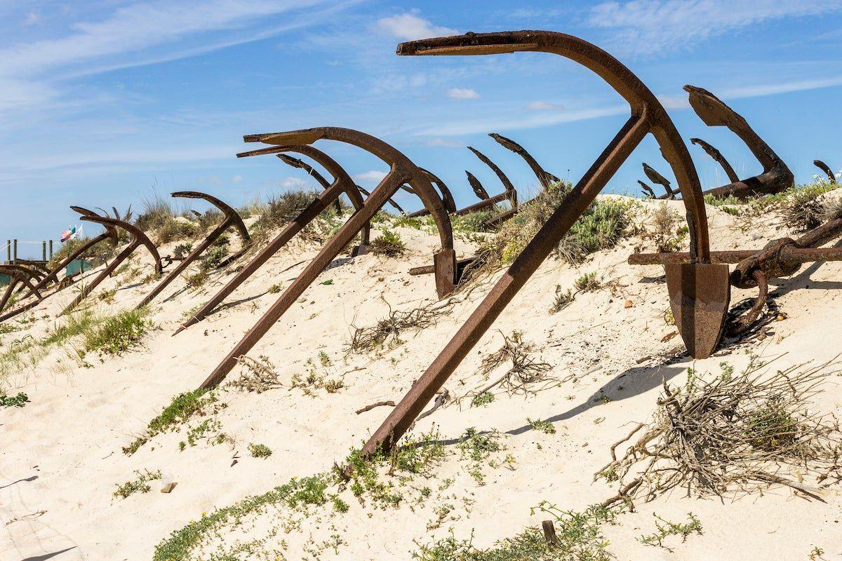 Cementerio de anclas, Playa de Tavira, Portugal