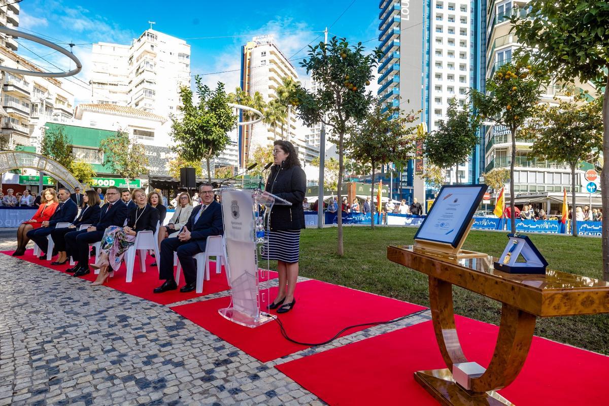 La hija del alcalde de Beniardá homenajeado a título póstumo, durante el agradecimiento por la concesión de la distinción.