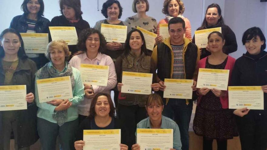 Grupo de participantes en el curso de animación de personas mayores, clausurado en San Cristóbal.