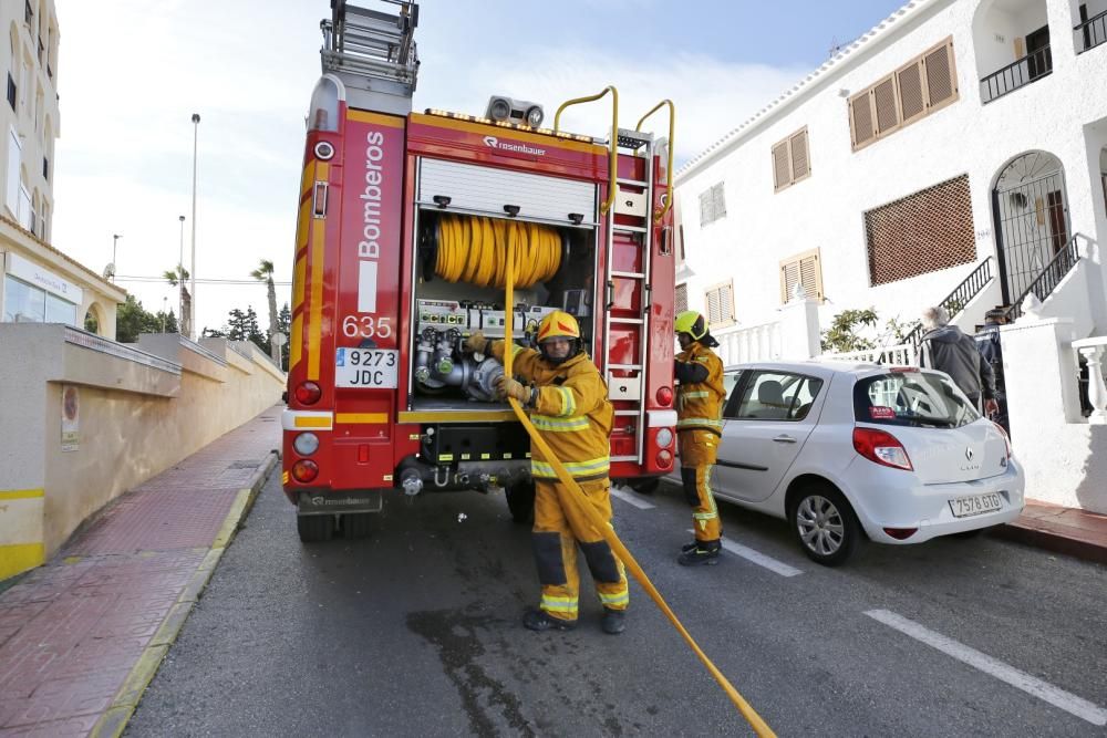 La deflagración ha causado daños en un piso situado en la planta baja de la urbanización Lomas Playa de Torrevieja