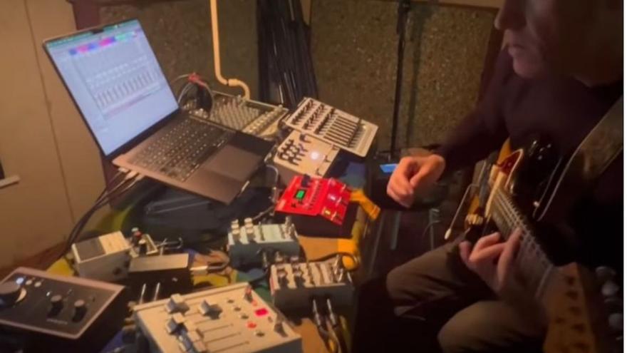 Fon Román en su estudio preparando «Sacro». | Instagram