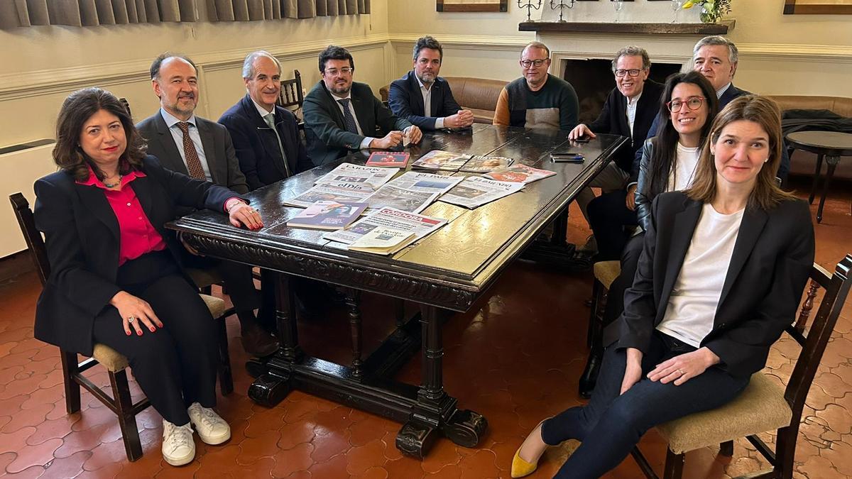 Representantes de los quiocos, del sector de la distribuición y los directores de los periódicos de Córdoba, en la reunión.