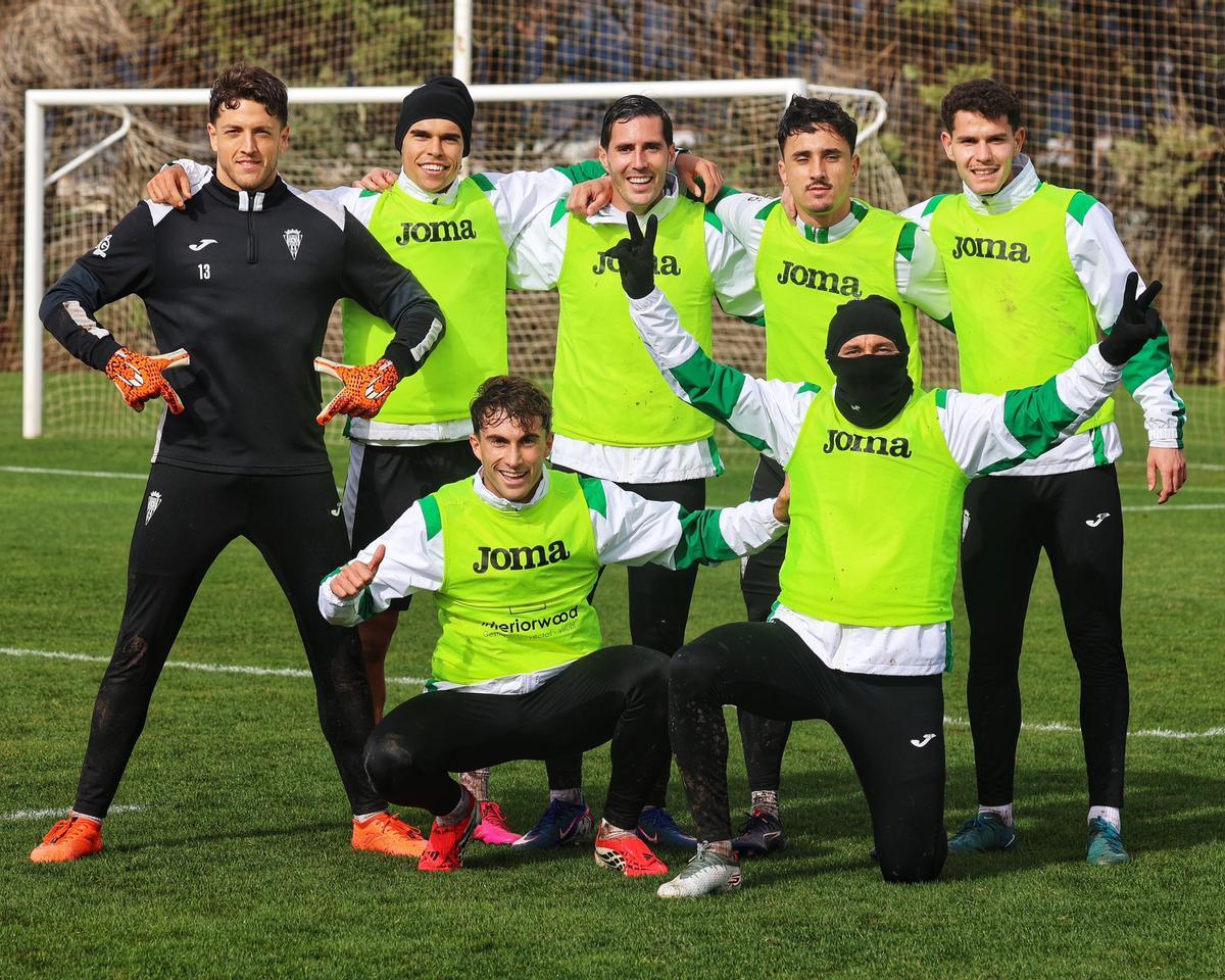 Un grupo de futbolistas del Córdoba CF, tras una sesión de trabajo en la Ciudad Deportiva.
