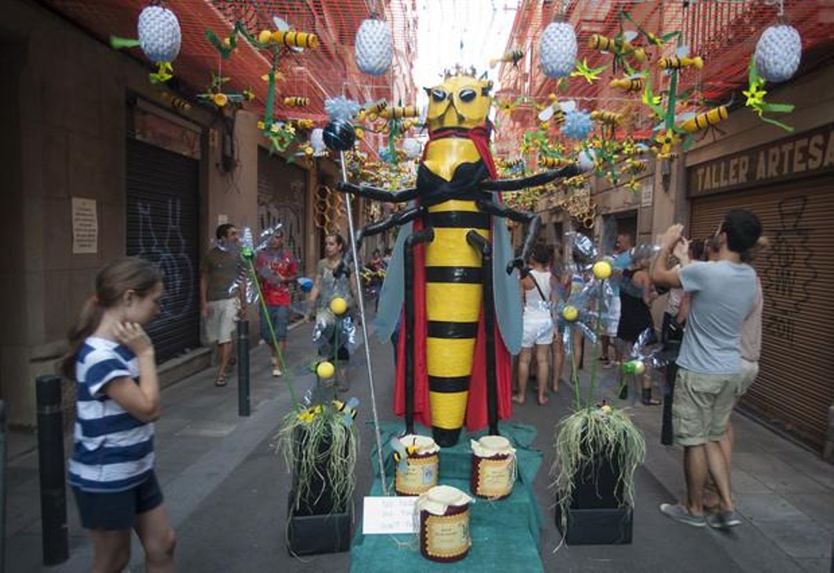 Un insecto gigante vigila la entrada de la calle de Berga.