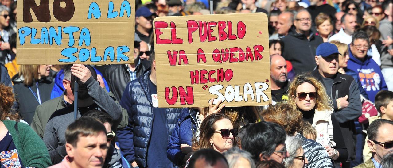 Manifestación contra la planta solar de Acuamed en el llano de San Miguel de Salinas