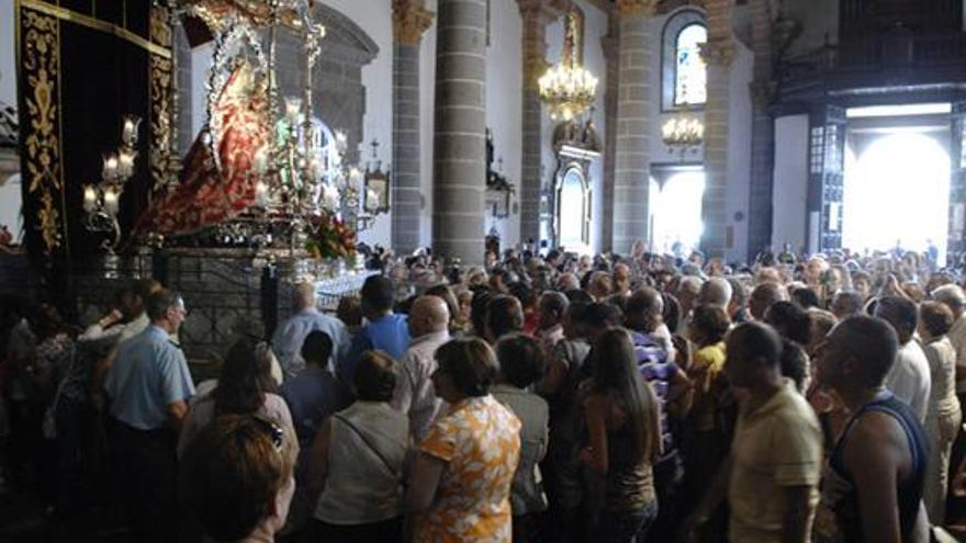 Peregrinos y devotos, ayer, cumpliendo la promesa de visitar a la Virgen del Pino. i ANDRÉS CRUZ