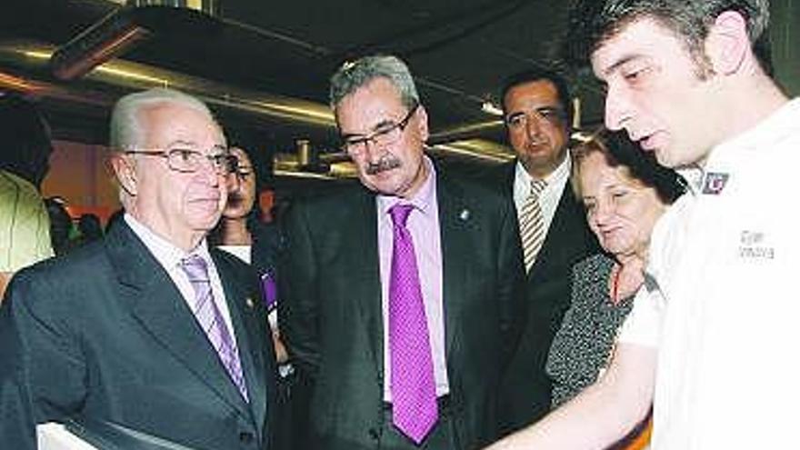 Luis Arias de Velasco, Graciano Torre y Paz Felgueroso, tras la entrega del premio.