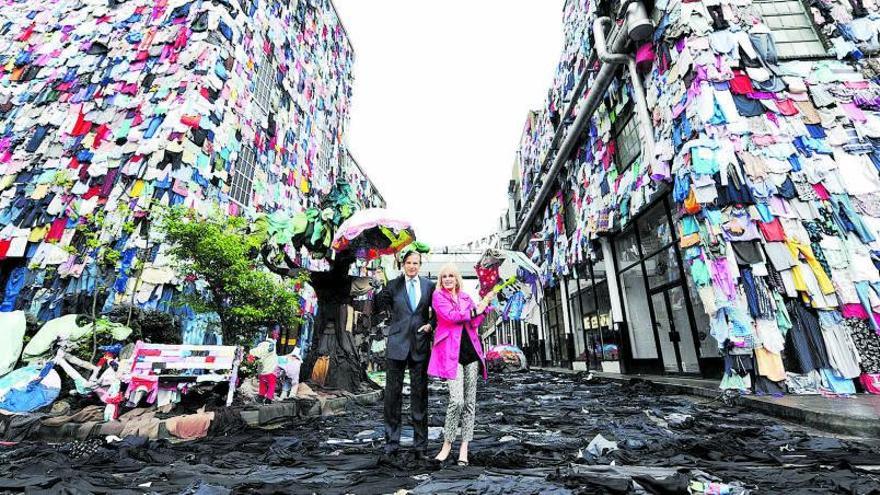 Muntatge de denúnciasobre el malbaratament de robao ‘fast fashion’.  oxfam