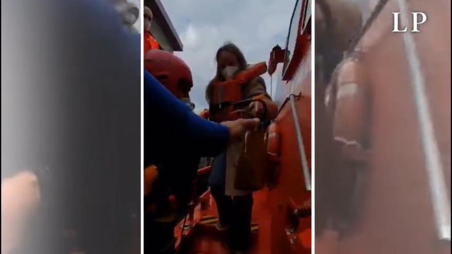 El pasaje del barco encallado llega al Muelle de Agaete