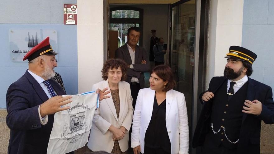 Desde la izquierda, Carlos Abellán, Goretti Sanmartín y Tania García, tras el descubrimiento de la placa conmemorativa. |   //  FDV