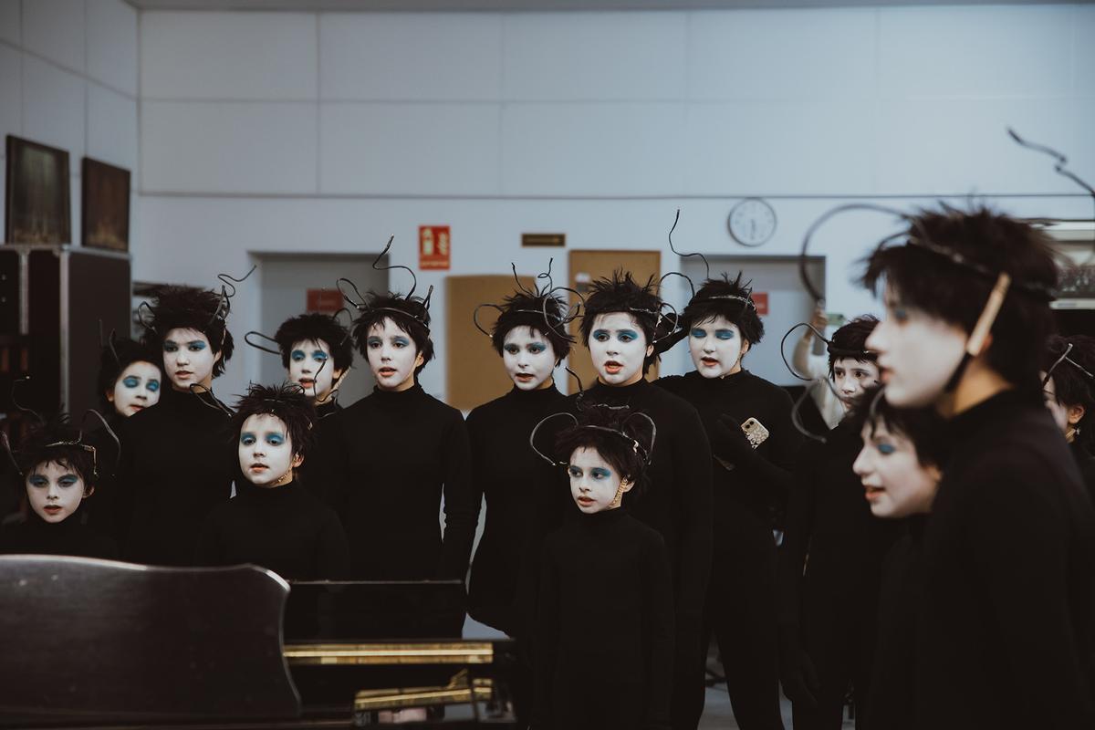 Así ensaya la Escolanía de Los Palacios la ópera 'El suelo de una noche de verano' en el Teatro de la Maestranza
