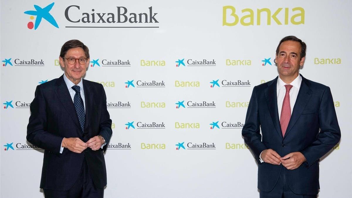 El presidente de Bankia, José Ignacio Goirigolzarri, y el consejero delegado de CaixaBank, Gonzalo Gortázar, en la presentación de la fusión de las dos entidades.