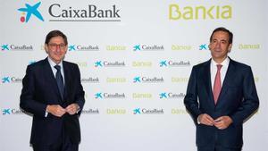 José Ignacio Goirigolzarri, entonces presidente de Bankia y hoy de CaixaBank, y Gonzalo Gortázar, consejero delegado del banco catalán, en la presentación de la fusión de las dos entidades hace justo un año.