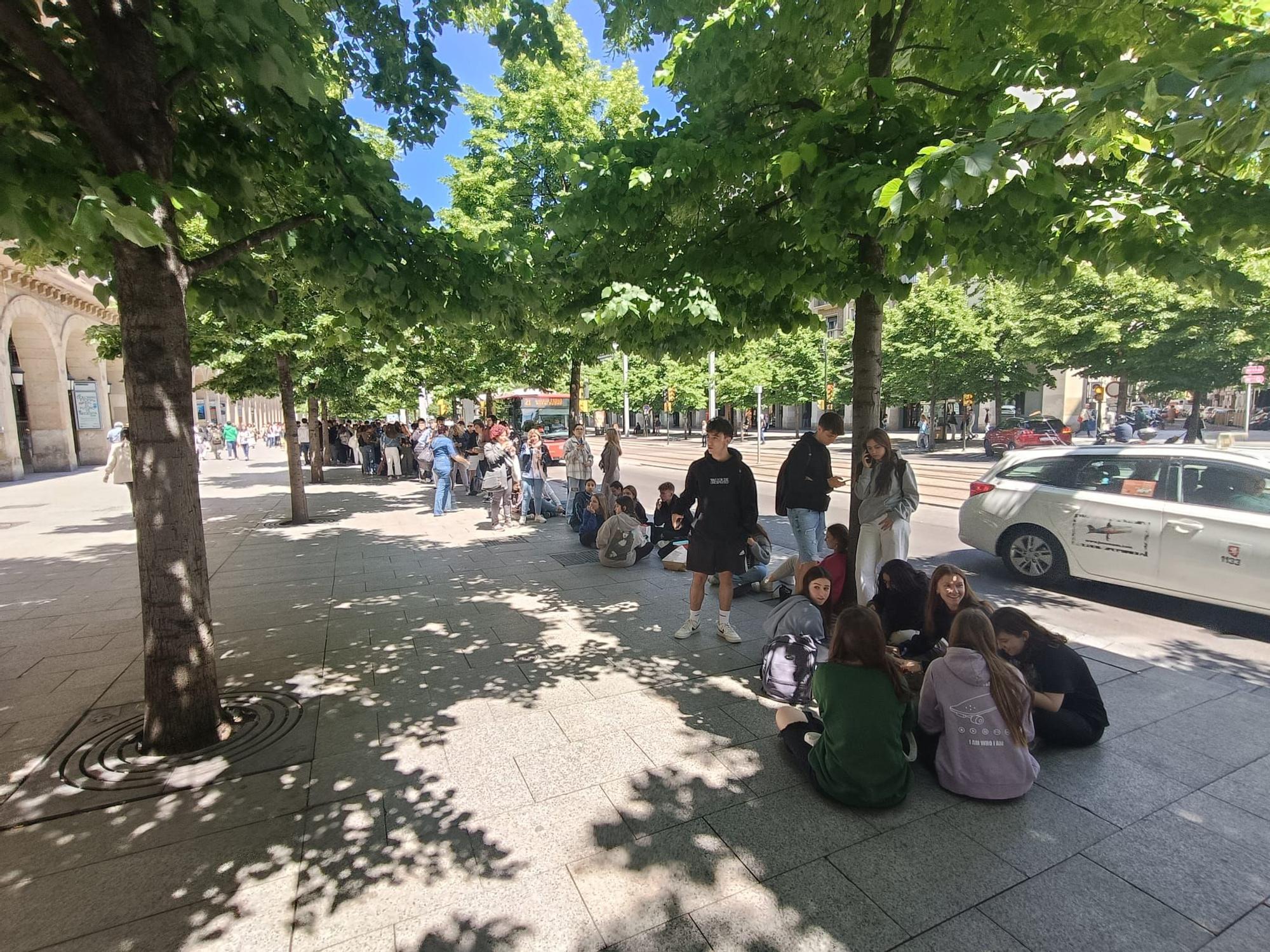 De calle Cádiz a plaza España: miles de jóvenes hacen fila para comprar las entradas de Espacio Zity en Zaragoza