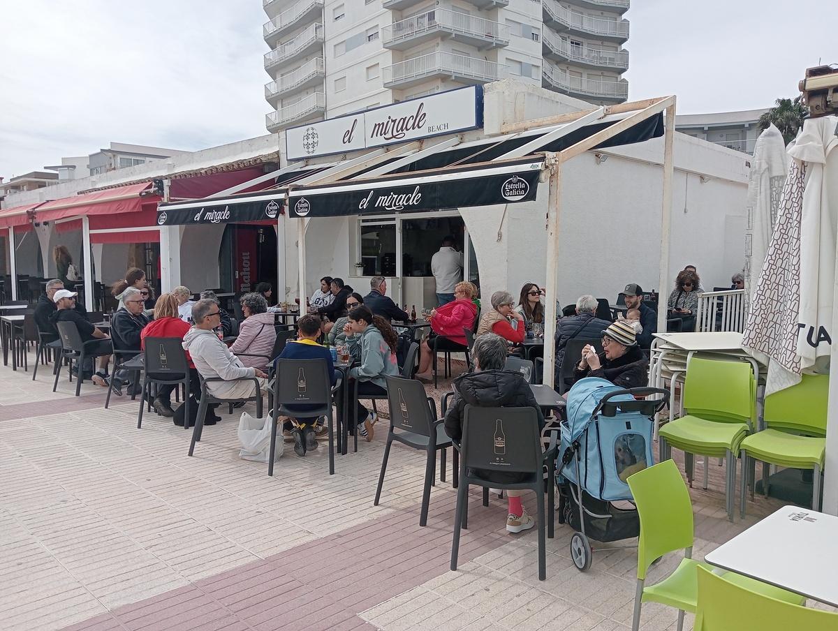 Un bar lleno de gente en el paseo de la playa de Daimús durante esta semana santa