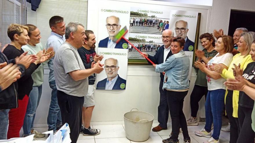 Un momento de la pegada en la sede de la formación. | // FARO