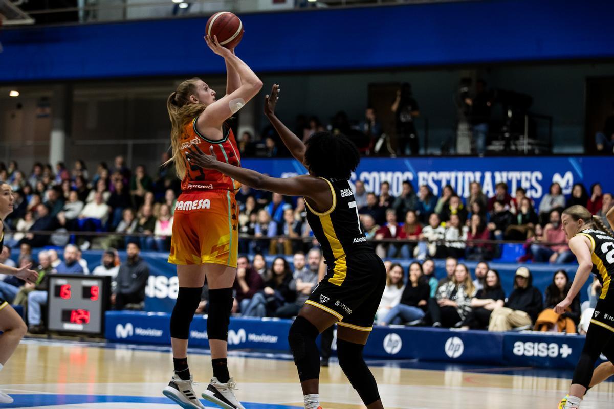 Lauren Cox lanza a canasta en el partido ante Movistar Estudiantes