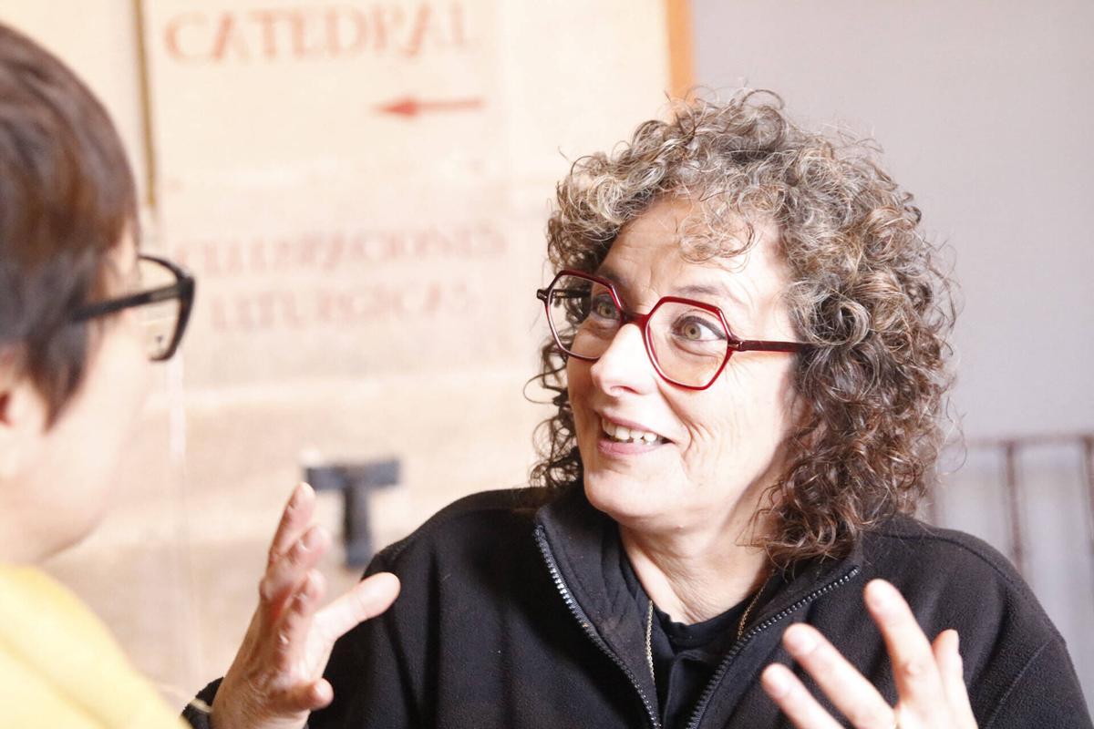 Reportaje de un mes de Las Edades del Hombre con trabajadores y piezas