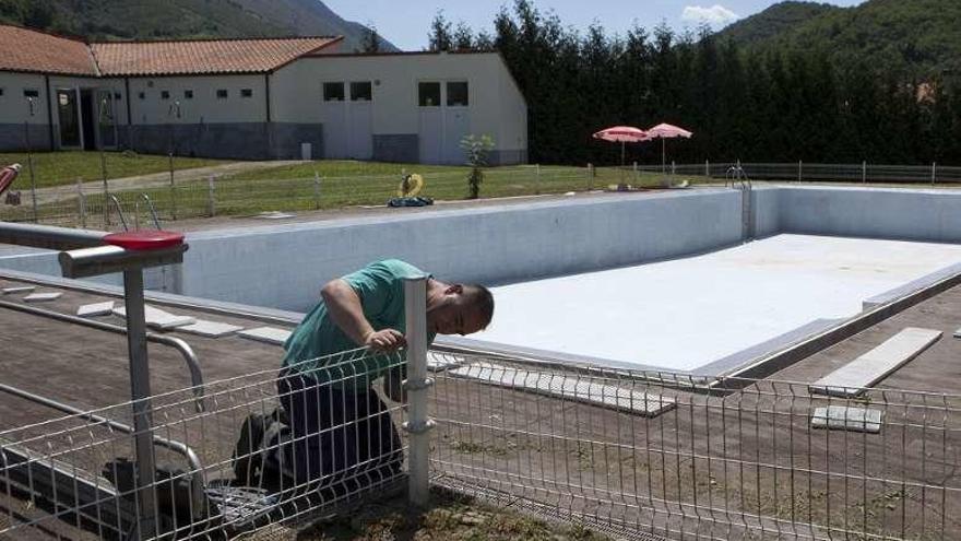 Últimos trabajos para acondicionar las piscinas de Campo de Caso