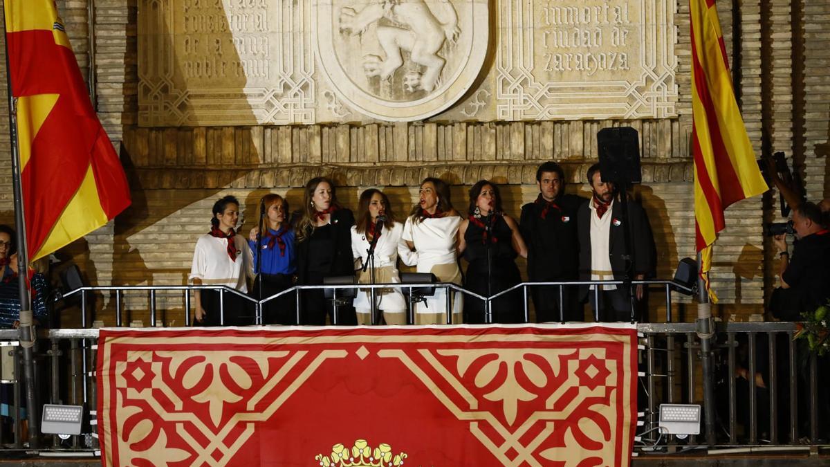 Los pregoneros, junto a la alcaldesa y la concejala de cultura, entonando el Canto a la Libertad