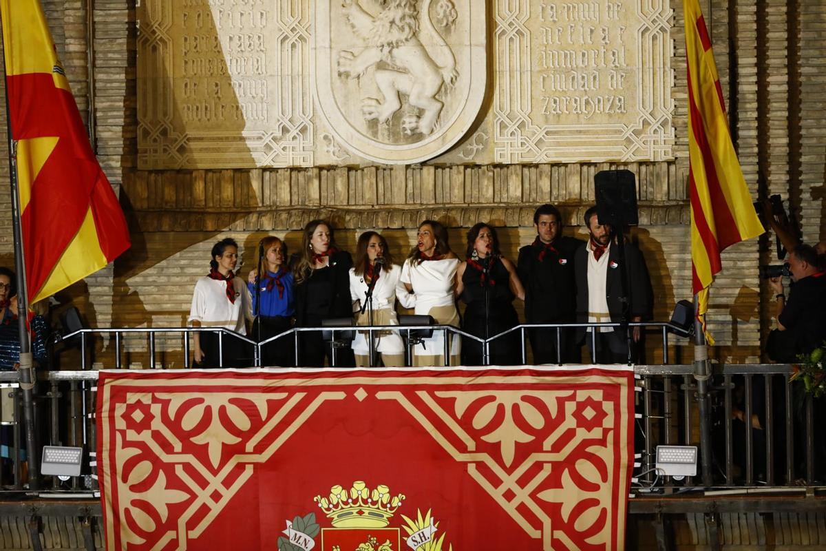Los pregoneros, junto a la alcaldesa y la concejala de cultura, entonando el Canto a la Libertad