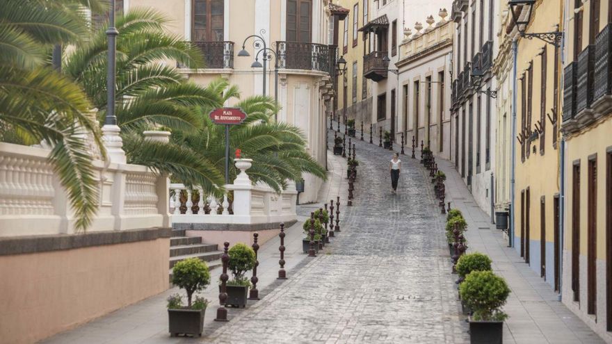 The Cabildo de Tenerife organizes 77 routes through historic centers and natural spaces on the island