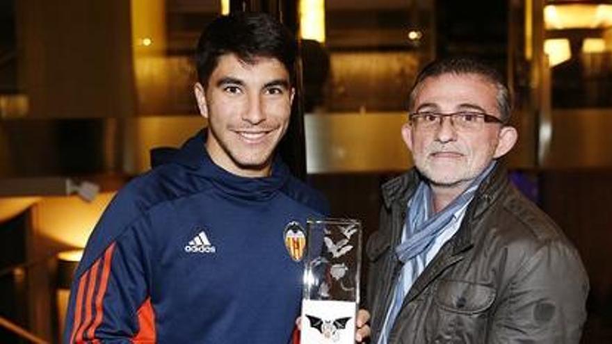 Carlos Soler es premiado por la peña de Madrid