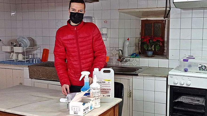 Marcos Rodríguez coloca los geles desinfectantes en la cocina. | E. S. R.