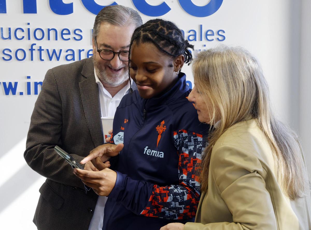 Naomie Alnatas, con el presidente del Celta Femxa Zorka, Carlos Álvarez, y la directiva María José Táboas.