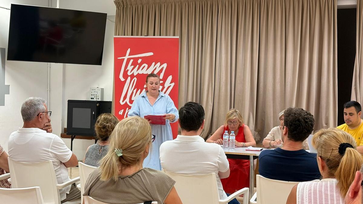 Agüi Lobo, de pie, durante un acto de los socialistas de Alcúdia.