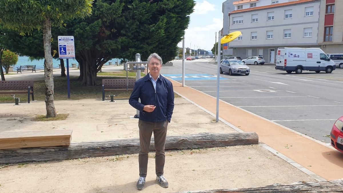 José Cacabelos en una zona que ejemplifica los proyectos destacados de su mandato: la mejora de parques y espacios públicos, como el de Confín, a sus pies, y la transformación de calles y carreteras, como la avenida de Beiramar, a la derecha..