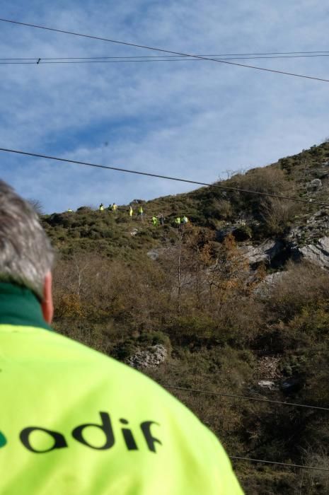 Técnicos del ADIF en labores en Pajares ante el riesgo de derrumbe sobre las vías